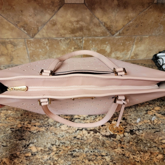 MICHAEL KORS CARRY ALL TOTE - Picture 6 of 12